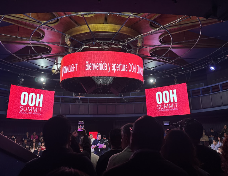 Ponentes y asistentes del OOH Summit 2025 México, evento sobre publicidad exterior digital, DOOH e inteligencia artificial aplicada al marketing.