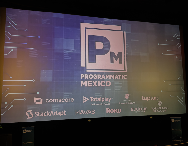 Escenario principal del evento Programmatic Morning CTV México con los logotipos de Comscore, Totalplay, StackAdapt, Havas, Roku y otras marcas del ecosistema AdTech.