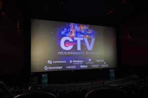 Pantalla principal del evento Programmatic Morning CTV México con logotipos de Comscore, Totalplay, StackAdapt, Havas, Roku, Taptap y otros líderes del ecosistema AdTech.