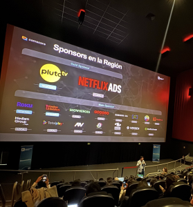 Escenario del evento Programmatic Morning México con la presentación de Netflix Ads y Pluto TV como sponsors destacados, junto a marcas como Roku y Totalplay.